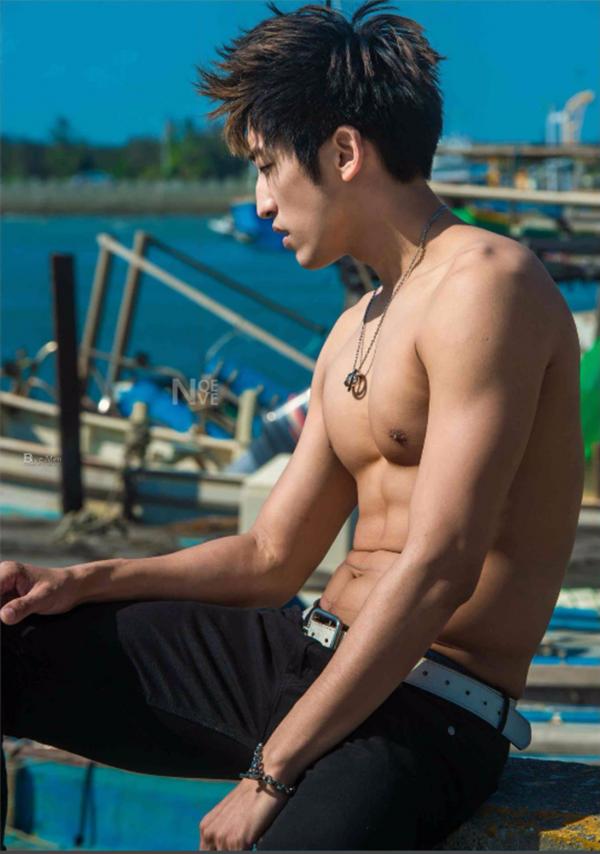 Whoseman-4-明星教練男丁格爾-芬達-全裸非全見寫真書